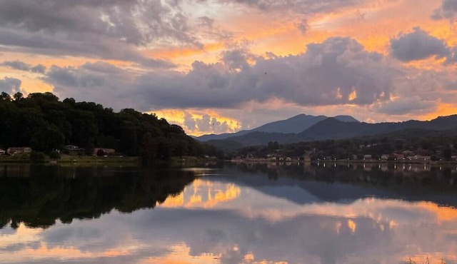 Rock Wall Retreat-1 min walk to Lake J Assembly-10 min to Waynesville & BR Pkwy