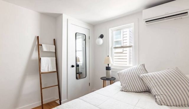 Rockaway Beach Bungalow Across Street From Rockaway Hotel