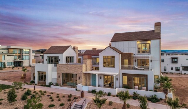 Rockaway Retreat | Sleeps 52+ | Pool Golf Simulator Theater Sauna Rooftop Decks