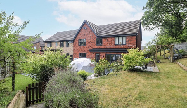 ROCKCLIFFE GRANGE, family friendly, with a garden in Mansfield