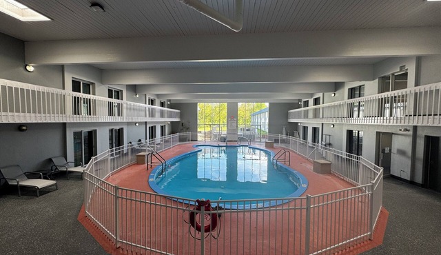 Rockfalls Inn & Suite