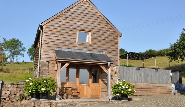 ROCKHILL FARM HAY BARN, pet friendly, with a garden in Clun