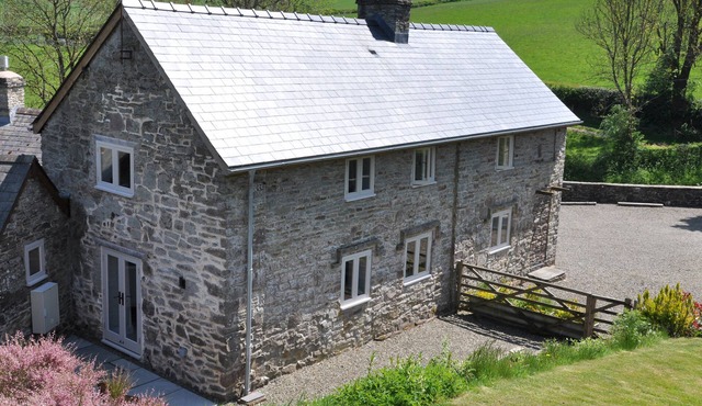 ROCKHILL FARMHOUSE, pet friendly, with open fire in Clun