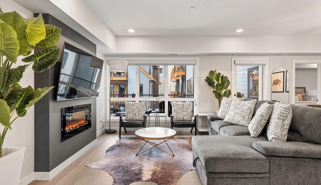 Rockies Retreat: Pool, Hot tub, Gym, Free parking