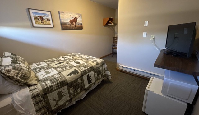 Rockin' E #3 - clean, updated motel room