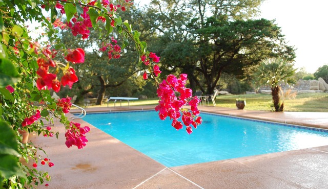 Rockin' Y Ranch - Pool, Pickleball Court, Party Barn, 15 Minutes to Downtown.