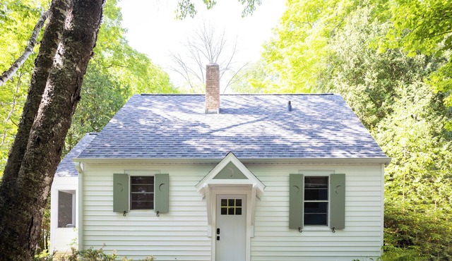 Rockledge Cottage, Cozy Private Cottage situated on a Rock Bluff overlooking Lake Michigan