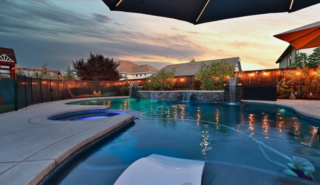 Rocklin Pool Side Luxury Stay - Perfect stay for families
