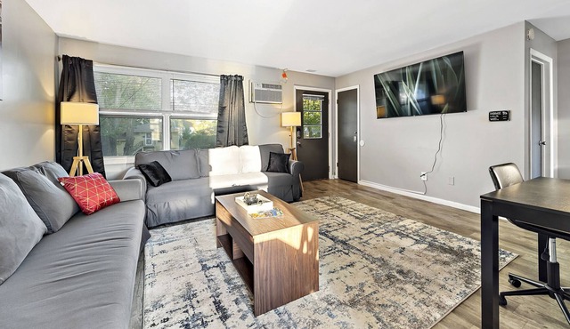 RocknRoll-Themed Apt ✧65"TV/WiFi/FreeParking