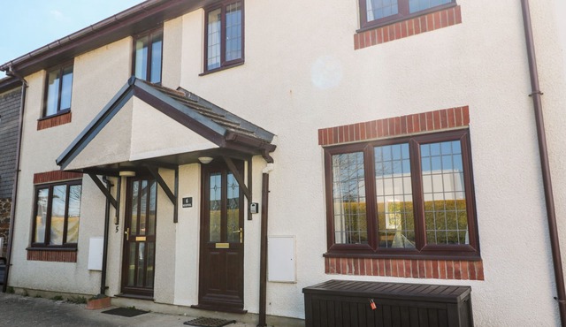 ROCKPOOL, pet friendly, country holiday cottage in Harlyn, Cornwall