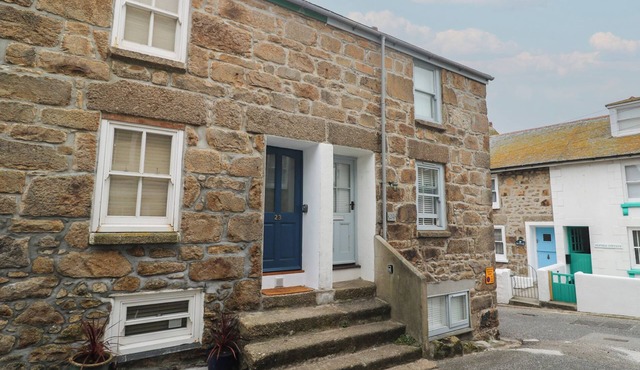 ROCKPOOLS, 23 CARNCROWS STREET, pet friendly in St Ives
