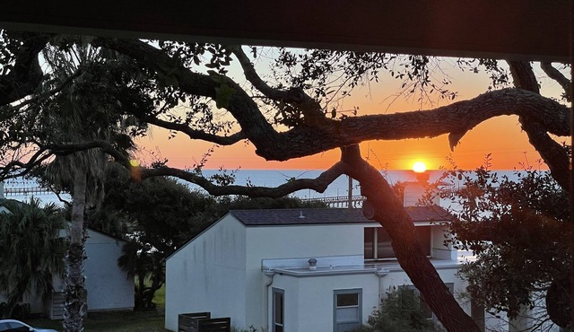 Rockport Dreamin! Steps to private 750' fishing pier and boat ramp!