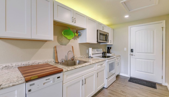 Rockport Unit w/Pools & Boat Ramp - Near Beaches!