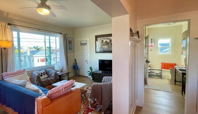 Rockridge Private Upper 2BR Flat - Comfort & Artsy Charm in a Major Foodie Haven