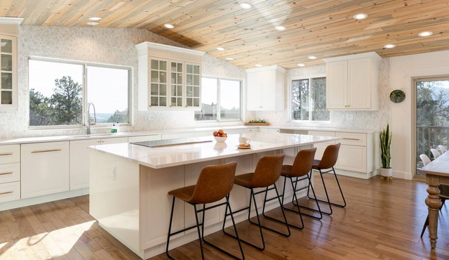 Rockrimmon Relaxation - Stunning home, incredible views, king beds!