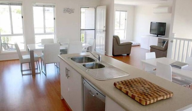 Rocks Retreat - Sleeps 10 Short walk to the beach