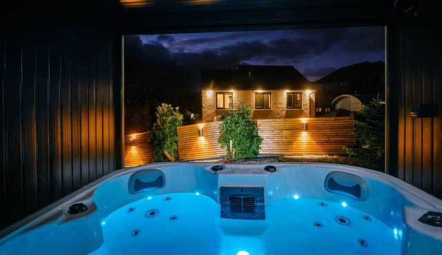 Rockside- Luxury 3 bedroom home with hot tub, central, parking, pet friendly