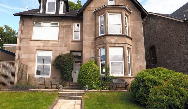 ROCKVALE, pet friendly, character holiday cottage in Kilcreggan