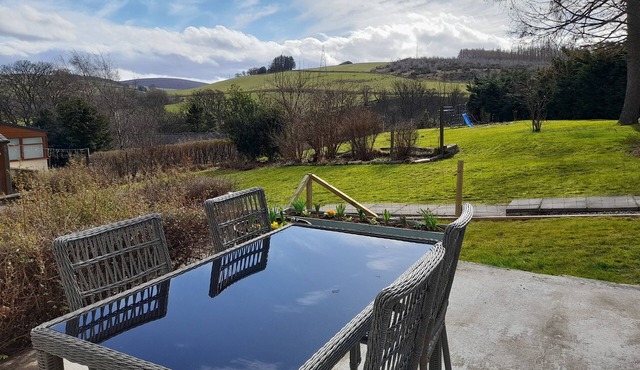 ROCKVIEW BARN, family friendly, country holiday cottage in Dufftown