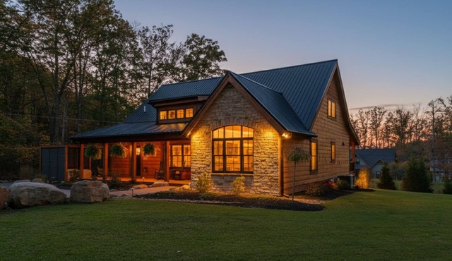 Rockwell: Dock Slip, Hot Tub, Lake Access, Dog Friendly
