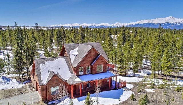 'Rocky Bear Lodge' on 2 Acres Near Turquoise Lake