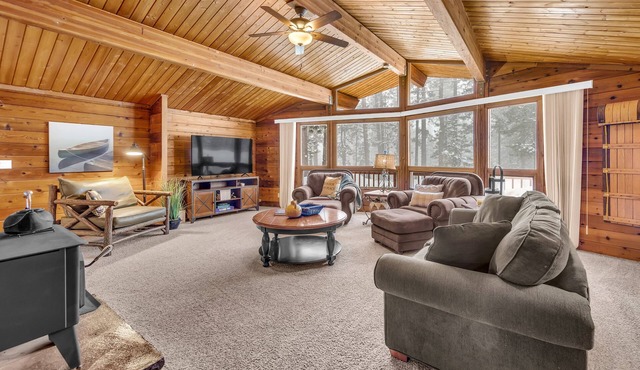 Rocky Cliff Retreat at Davis Lake