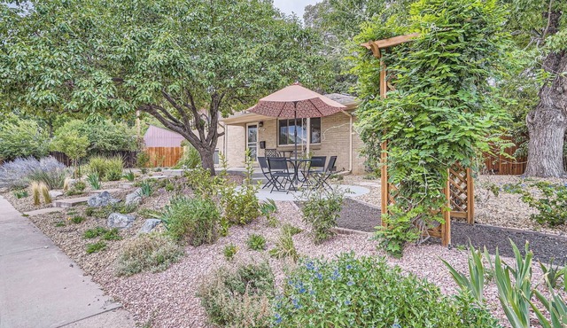 Rocky Garden Retreat: 3 Bedroom Near Denver