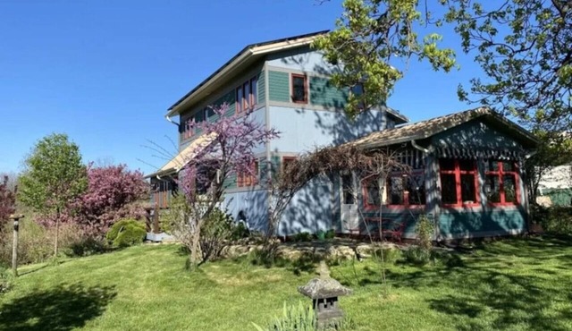 Rocky Knoll Cottage: A Driftless Mosaic Muse