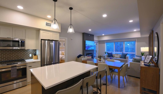 ☀️Rocky Mountain Creekside Retreat|Top Floor Brand New Unit☀️