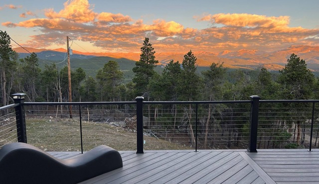 Rocky Mountain 3-bedroom house with Spectacular Views and Outdoor Jacuzzi!