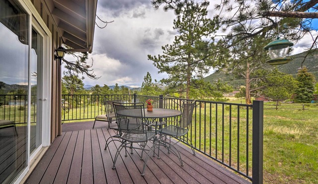 'Rocky Mountain Breezes' Cabin: Grill + Deck!