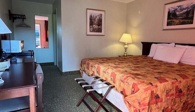Rocky Mountain Lodge - Standard Room, 1 King Bed