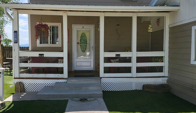 Rocky Mountain Views, sleeps 6, all king beds & 2 living rooms, country setting