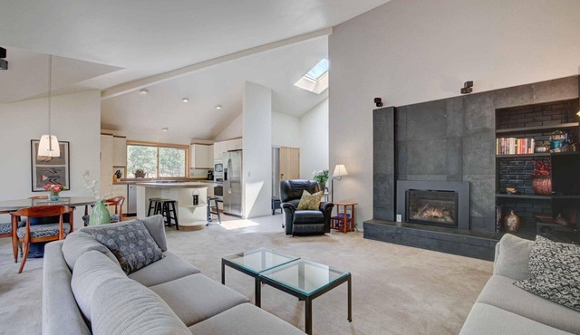 Rocky Mtn 4 - Lovely 80's Mod Home, High End Appliances, Private Hot Tub, Great Location!