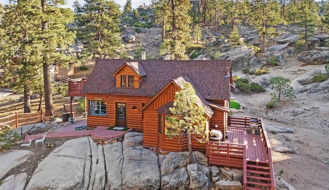 Rocky Ridge Cabin By Destination Big Bear:Incredible Natural Landscape Setting w/Genuine Log Cabin! Peaceful & Private Outdoor Fire Pit! Cozy Mountain Ambiance! Game Table! PET FRIENDLY!