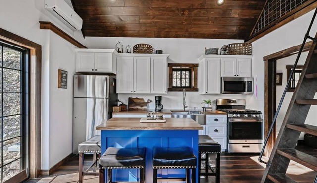 Rocky Ridge Retreat - A new modern rustic cabin.