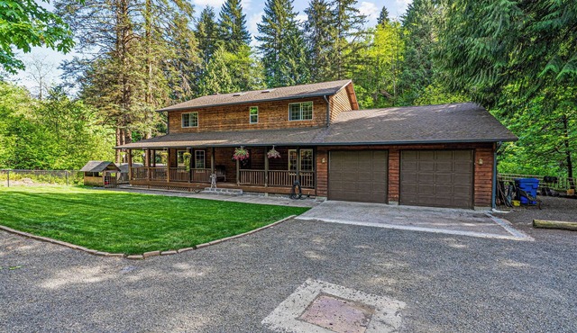 Rocky River is a Spacious 5-bedroom house in wonderful Longview with WiFi, AC