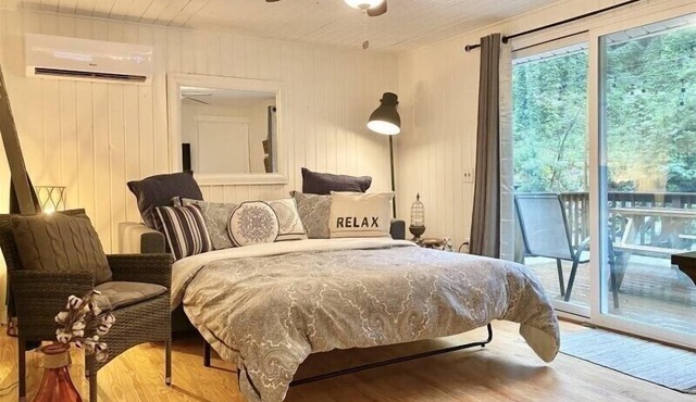 Rocky River Retreat - Pet Friendly, Riverfront!