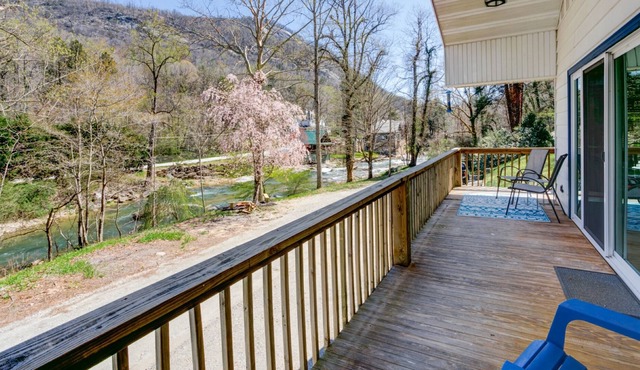 Rocky Riverside Escape with hot tub & game room in Bat Cave/Chimney Rock!