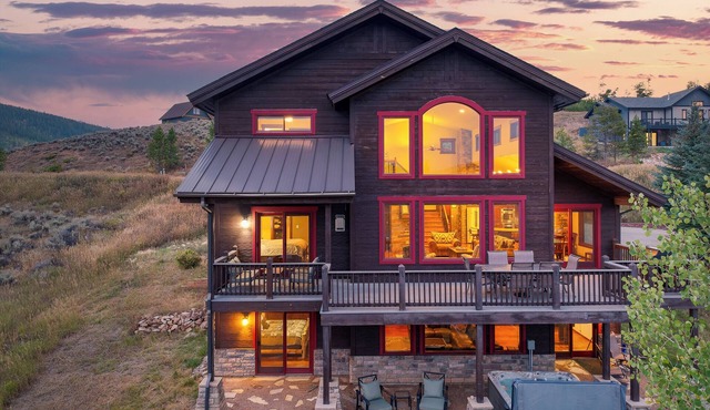 Rocky Splendor: Hot Tub & Scenic Colorado Views