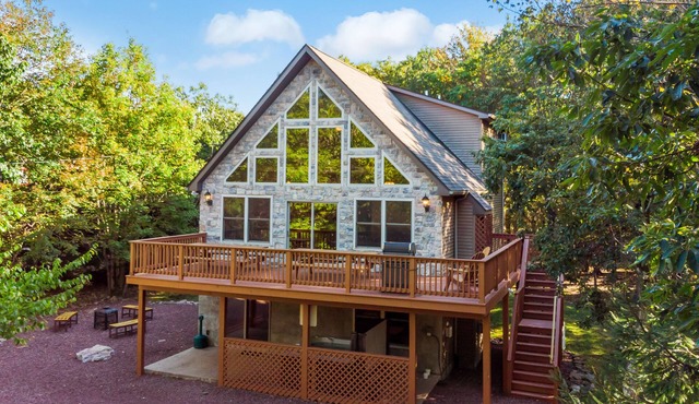 Rocky Top by PMR, 6BR Cedar & Stone Cabin, Built for crowds, Hot Tub, Sleeps 17