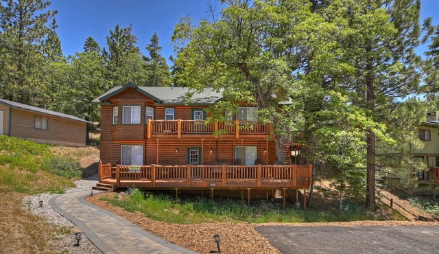 Rocky Top Retreat by Destination Big Bear : Big Hot Tub! Less than 1 Mile to Bear Mountain! Pool Table! BBQ! Huge Kitchen! Pet Friendly! Large TV!