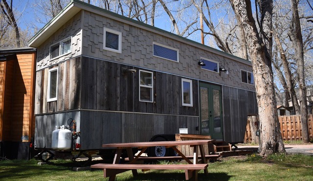 Rocky Waters – Cozy Tiny House Getaway for Families Near Estes Park