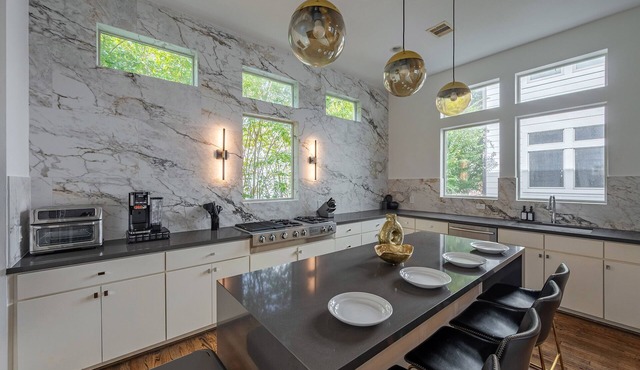 Rodeo House-Luxury-Modern-Pool-Rooftop Deck-Balcany-Skyline View-Sleeps 14