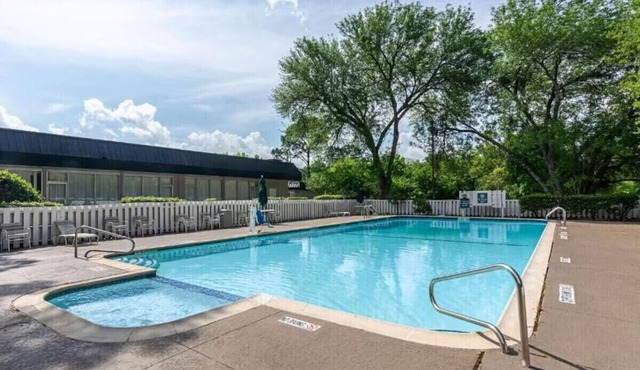 Rodeway Inn 2 Double Room Resort Pool, 24/7 Gym