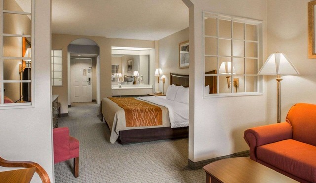 Rodeway Inn & Suites Cherokee On the River