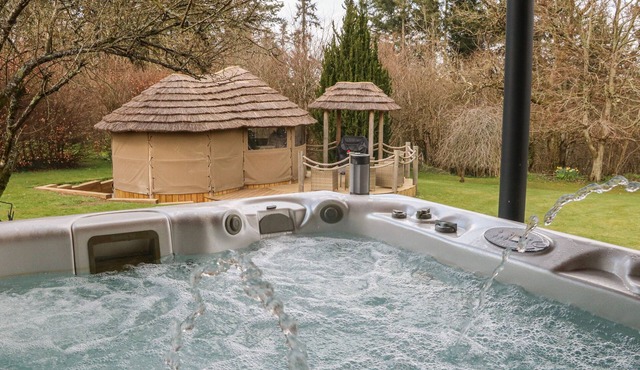 RODGEMONTS BARN, family friendly, with hot tub in Chulmleigh
