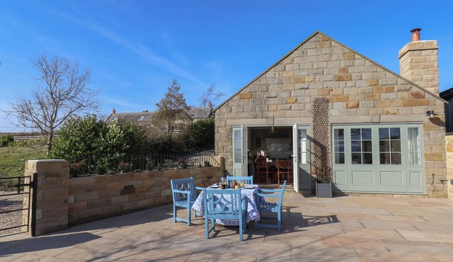 RODING COTTAGE, luxury holiday cottage, with a garden in Egton