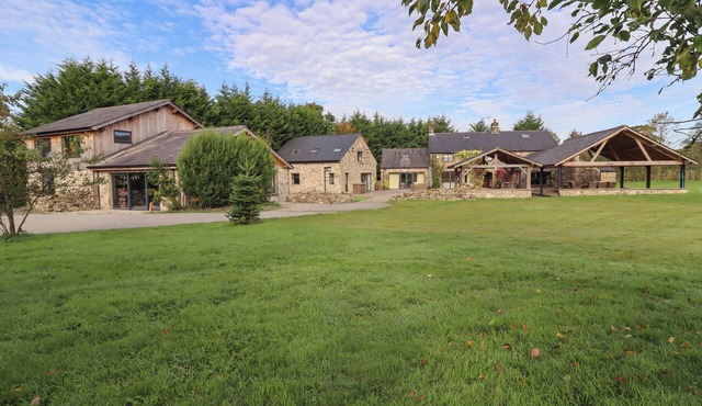 ROE DEER COUNTRY RETREAT, family friendly, with hot tub in Clitheroe