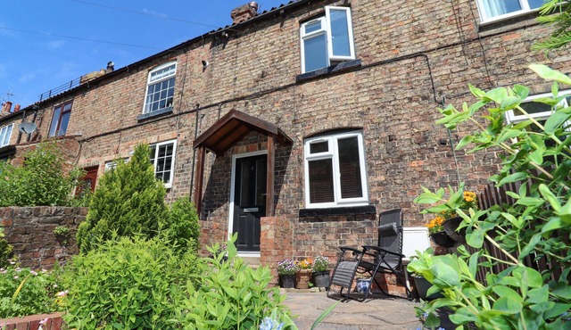 ROECLIFFE, pet friendly, with a garden in Boroughbridge